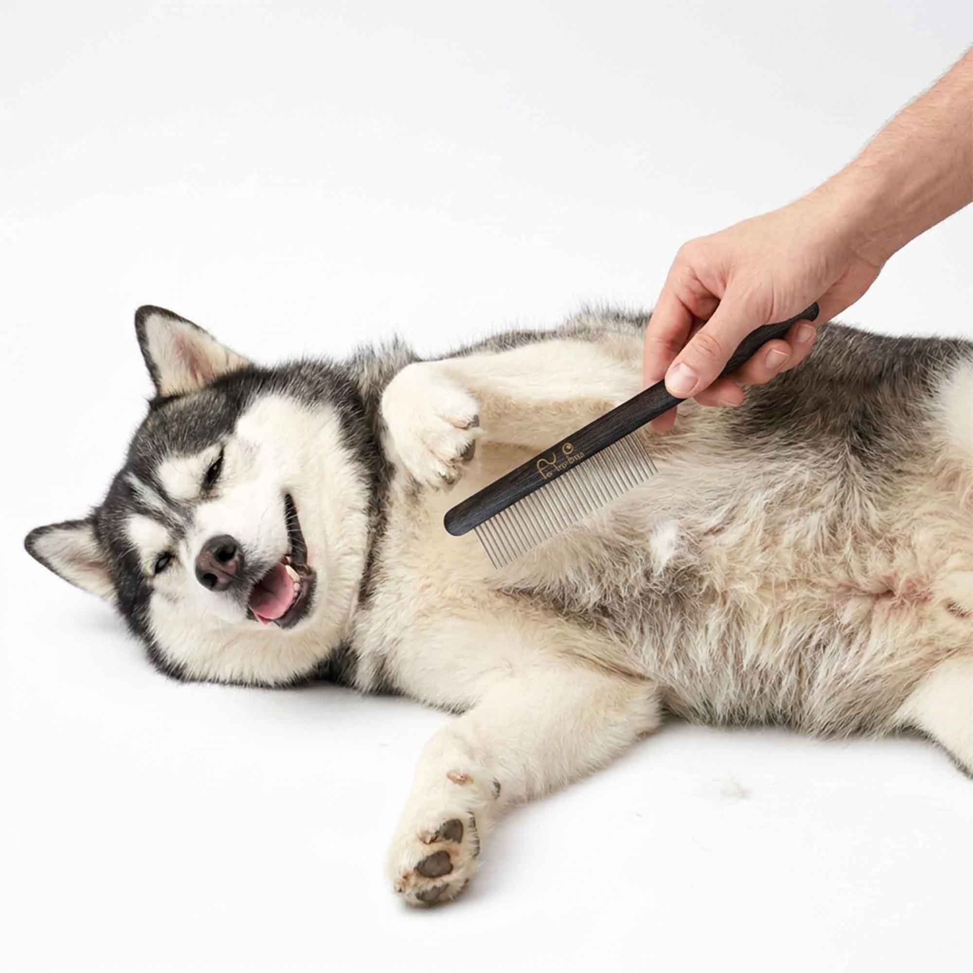 Ergonomic black wooden handle of professional pet grooming brush – comfortable grip for long deshedding and undercoat removal sessions